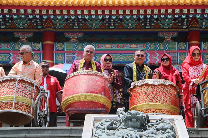 PUKUL BEDUK: Pj Gubernur Kalbar Harisson bersama para pejabat terkait memukul beduk saat pembukaan mini Festival Cap Go Meh Singkawang tahun 2024 lalu.