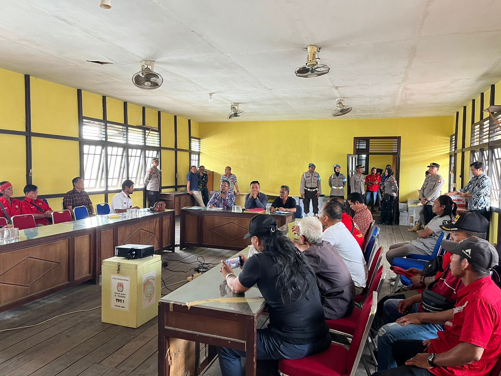AUDIENSI: Suasana audiensi antara Dinas Sosial dengan Kelompok Edi Purnama Cs serta Massa TBBR.