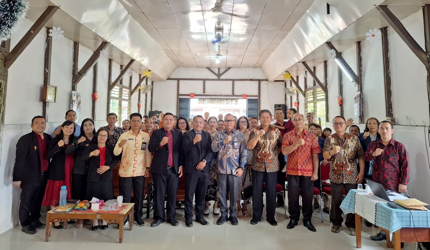 KEMENAG: Kakan Kemenag foto bersama dalam acara perayaan Natal guru PAK SD se-Kabupaten Mempawah.