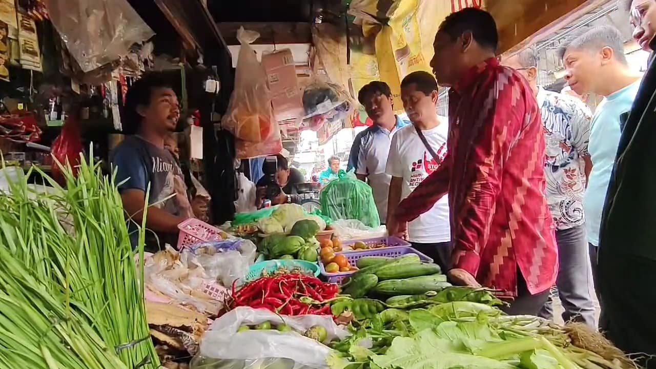 HARGA: Pj Wali Kota Pontianak Edi Suryanto saat memantau harga pangan di pasar tradisional beberapa waktu lalu.