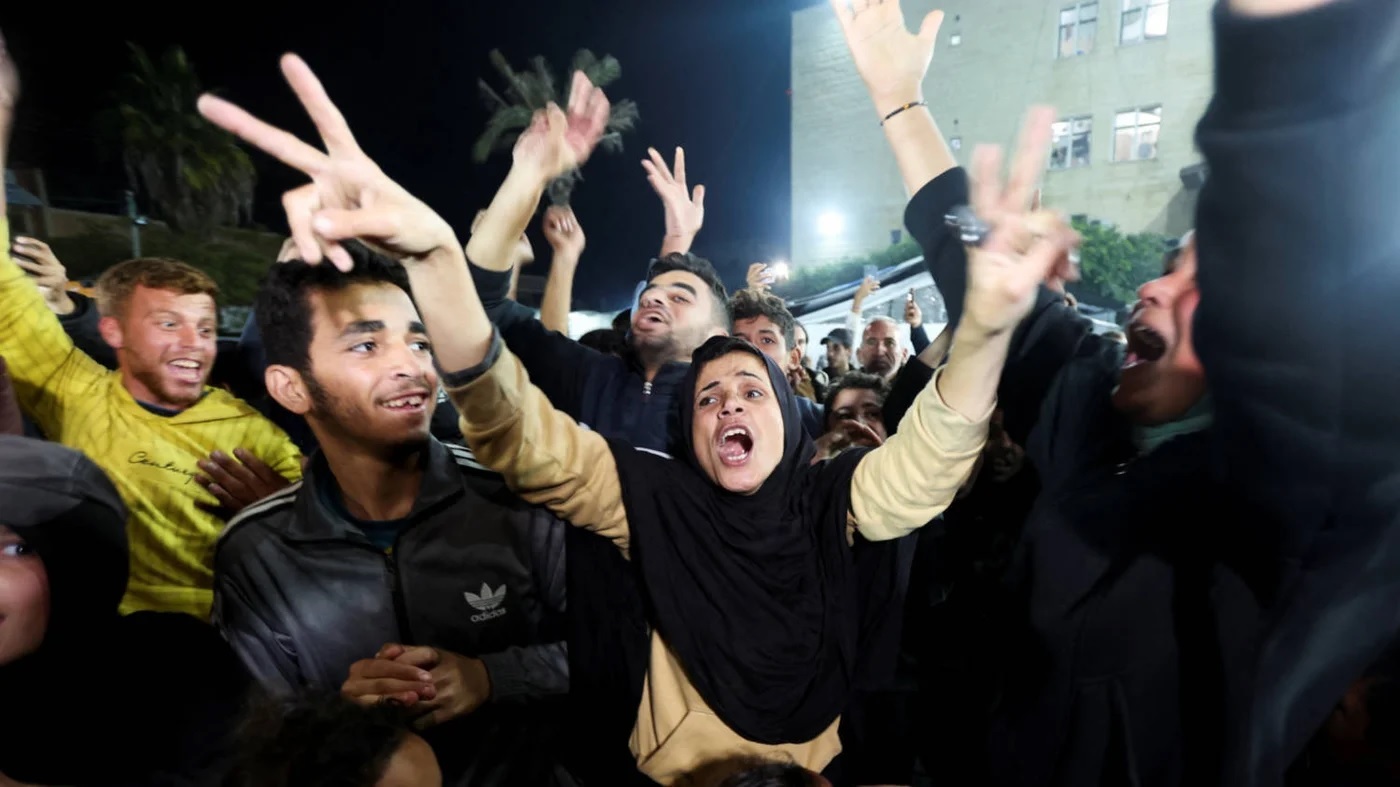 BERGEMBIRA: Warga Palestina turun ke jalan usai mendengar berita mengenai kesepakatan gencatan senjata antara Hamas dengan Israel di Jalur Gaza, Rabu, 15 Januar 2025.