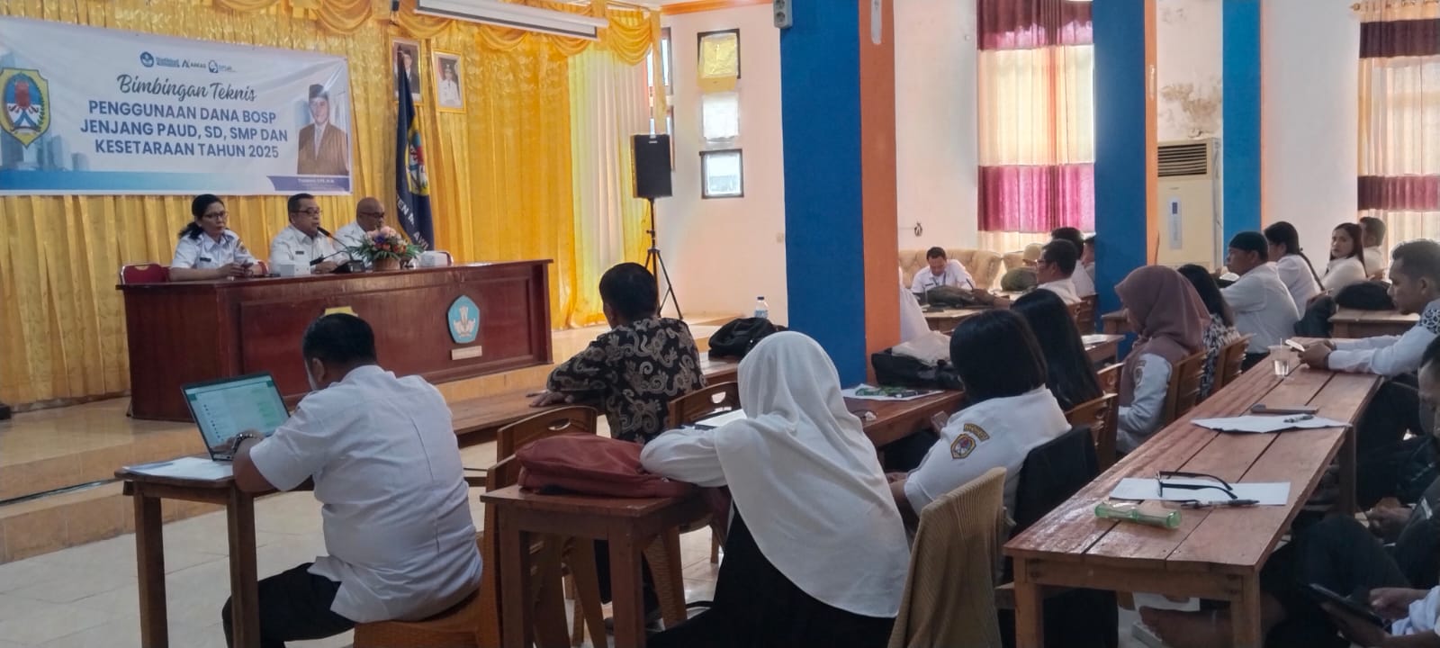 Kabid PTK Dinas Pendidikan Kabupaten Melawi Supargiharto membuka Bimtek BOSP jenjang PAUD, SD, dan SMP di aula dinas pendidikan dan Kebudayaan Kabupaten Melawi.
