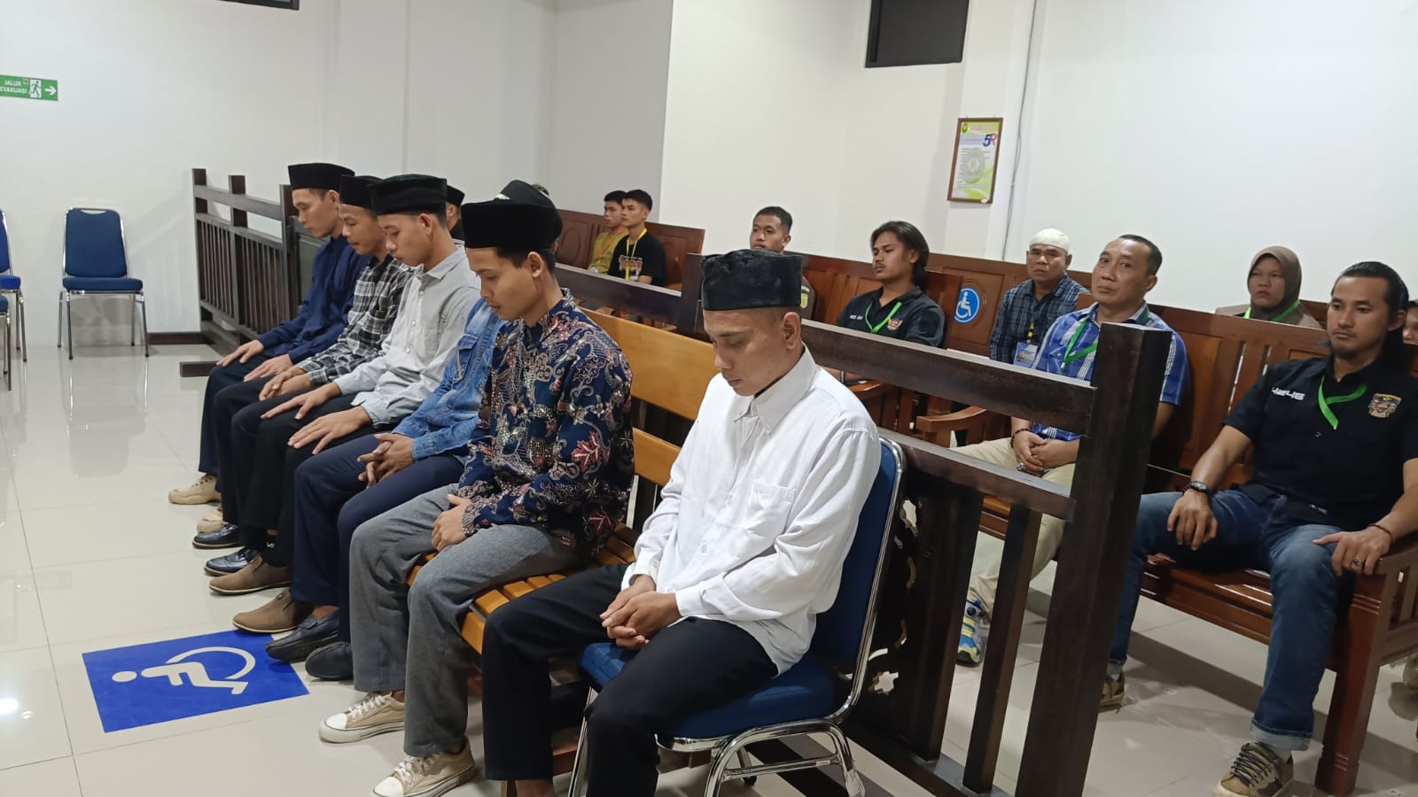 PERSIDANGAN : Para terdakwa saat menjalani persidangan di Pengadilan Negeri Putussibau.