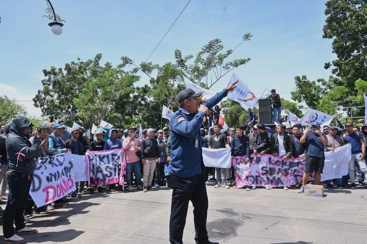 UNJUK RASA: Para buruh menyampaikan tuntutan saat menggelar aksi di Ketapang, Rabu (15/1) kemarin.