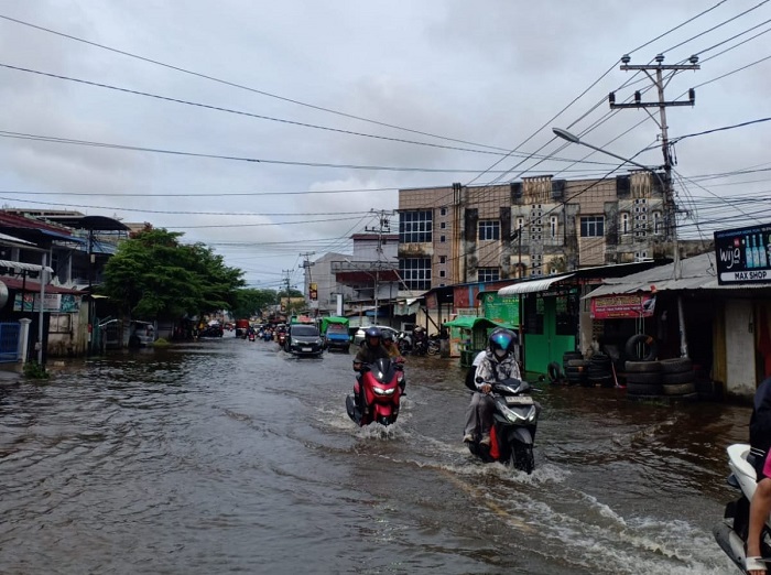 Kota Singkawang kembali dilanda banjir dan angin kencang dalam beberapa hari terakhir.