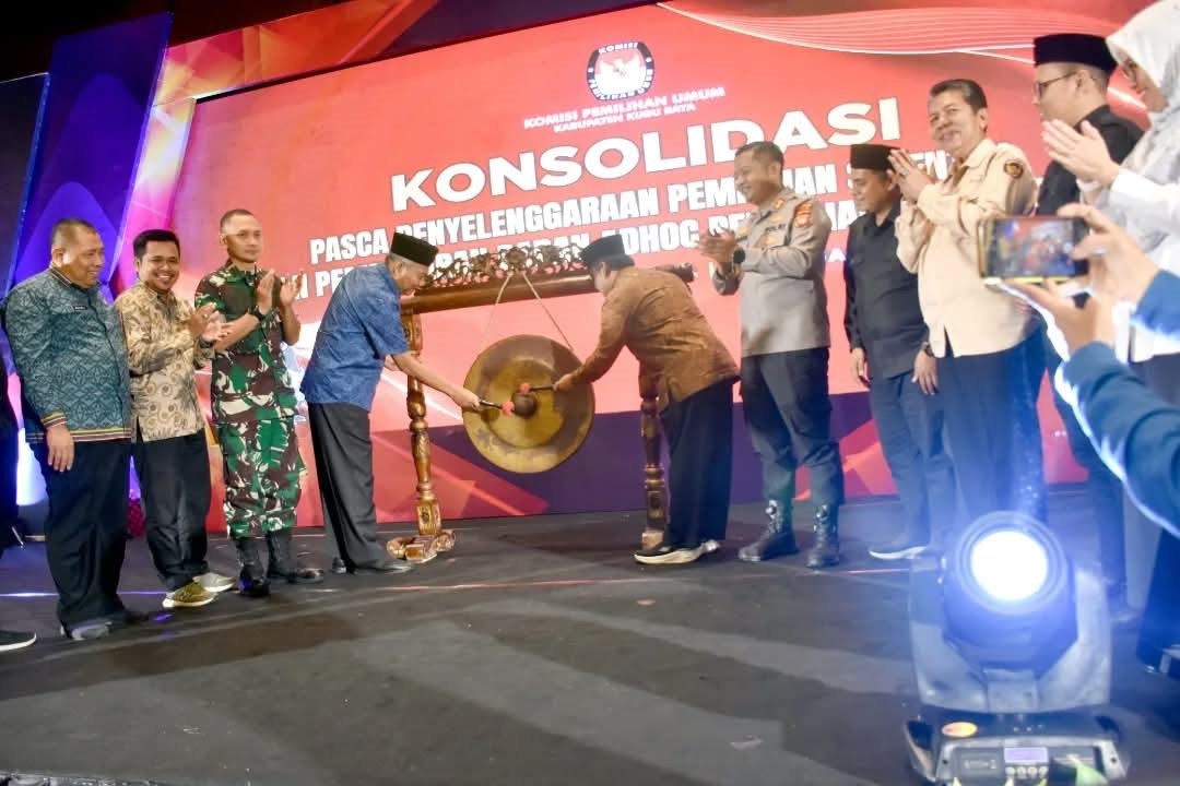 Ketua KPU Kubu Raya, Kasiono didampingi Pj Bupati Kubu Raya, Syarif Kamaruzaman resmi membuka Konsolidasi Pasca Penyelenggaraan Pemilihan Serentak dan Pembubaran Badan Adhoc Pemilihan Tahun 2024.
