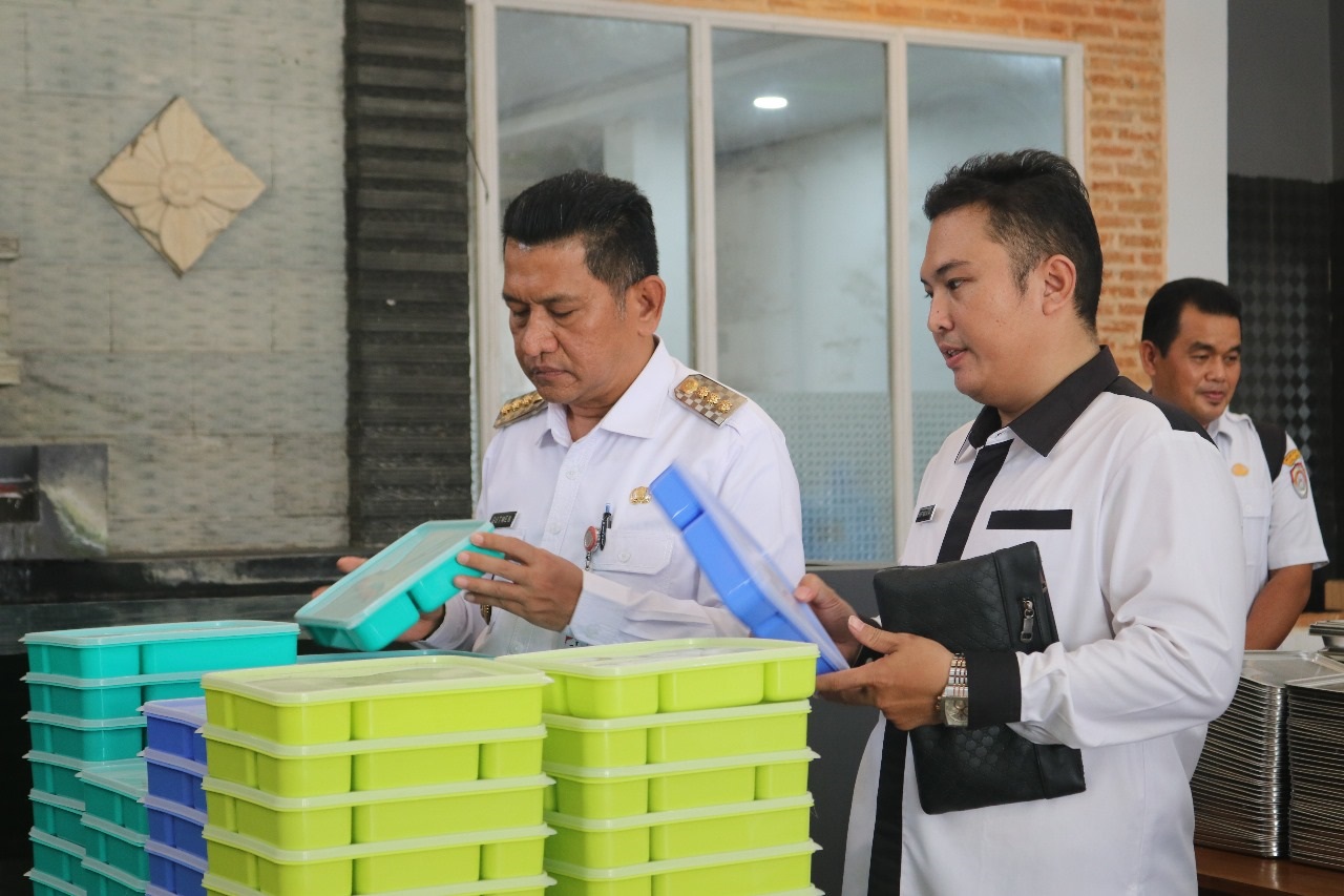 SIAPKAN MAKAN BERGIZI GRATIS: Pj Bupati Landak Gutmen Nainggolan saat mengecek kesiapan dapur program Makan Bergizi Gratis (MBG), Rabu (15/1).