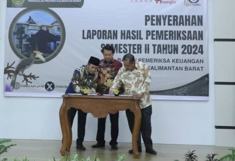 BPK Kalbar menyerahkan Laporan Hasil Pemeriksaan Kinerja Semester II Tahun 2024 kepada Pemkab dan DPRD Kabupaten Sambas.