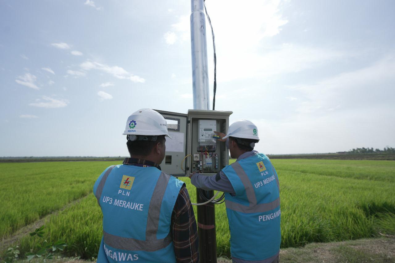 Petugas PLN sedang melakukan pengecekan listrik untuk pompa pengairan sawah di Kampung Telaga Sari, Merauke, Papua Selatan. Melalui program Electrifying Agriculture.