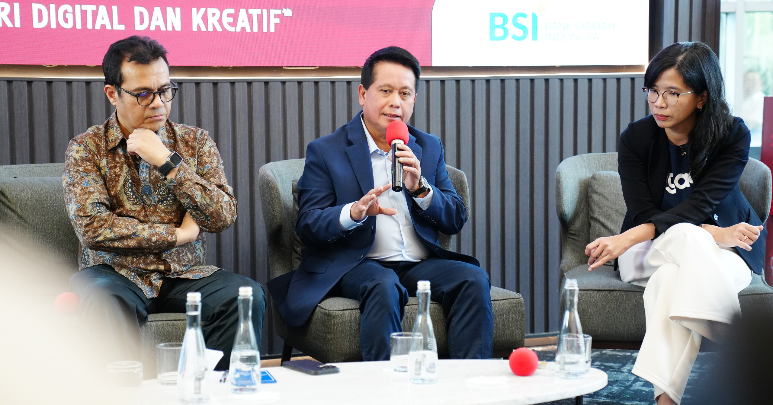 Direktur Utama PT Bank Syariah Indonesia Tbk (BSI) Hery Gunardi (tengah) menyampaikan tingginya pengguna superapss BYOND by BSI yang mencapai 3 Juta pengguna dalam waktu 2 bulan.