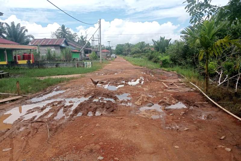 Kondisi jalan di Desa Durian Sebatang, Kecamatan Seponti, Kabupaten Kayong Utara rusak parah.