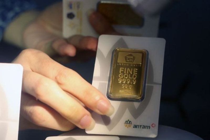 Seorang karyawan menunjukkan emas Antam yang dijual di Butik Emas Logam Mulia PT Aneka Tambang (Antam), Jakarta, Rabu (25/9/2024).