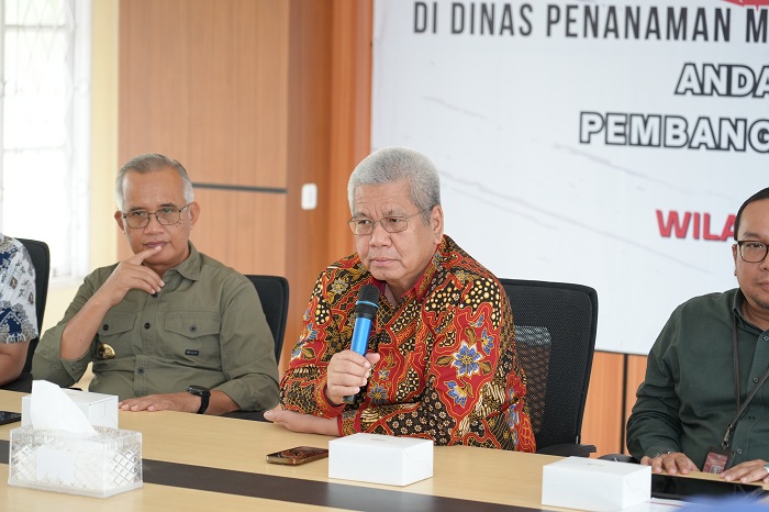 KUNJUNGAN: Penjabat Gubernur Kalimantan Barat Harisson didampingi Pj Wali Kota Singkawang Sumastro saat berkunjung ke Kota Singkawang.
