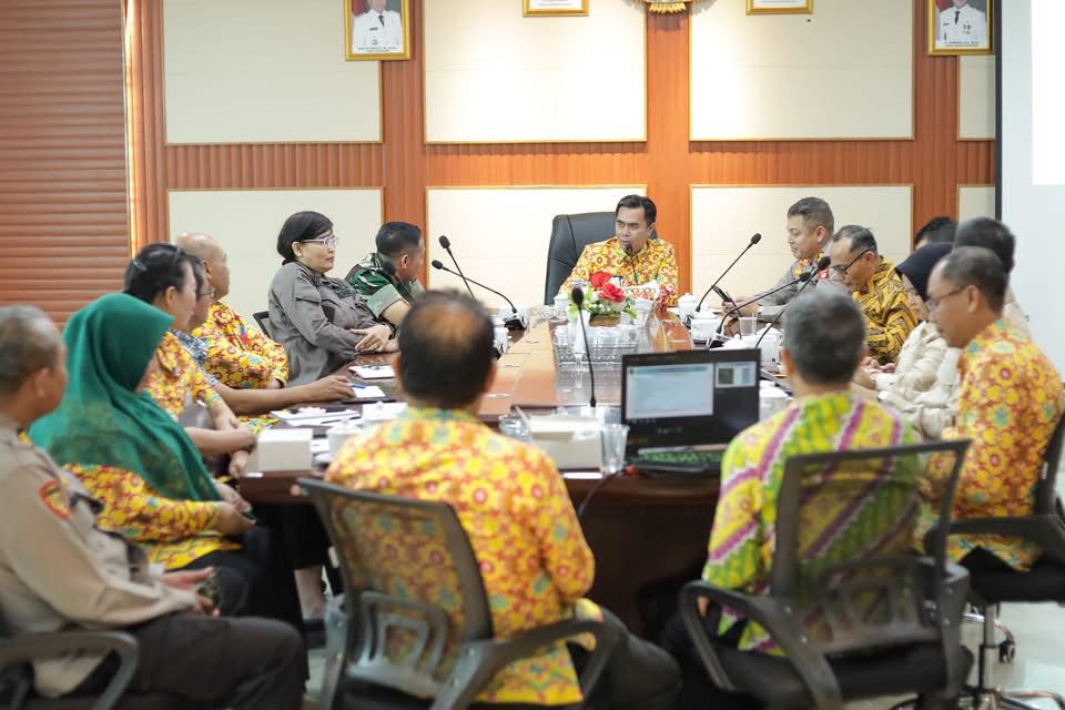 Asisten Sekda, Heryandi, memberikan arahan saat memimpin rapat persiapan peluncuran Program MBG, Kamis (16/1).