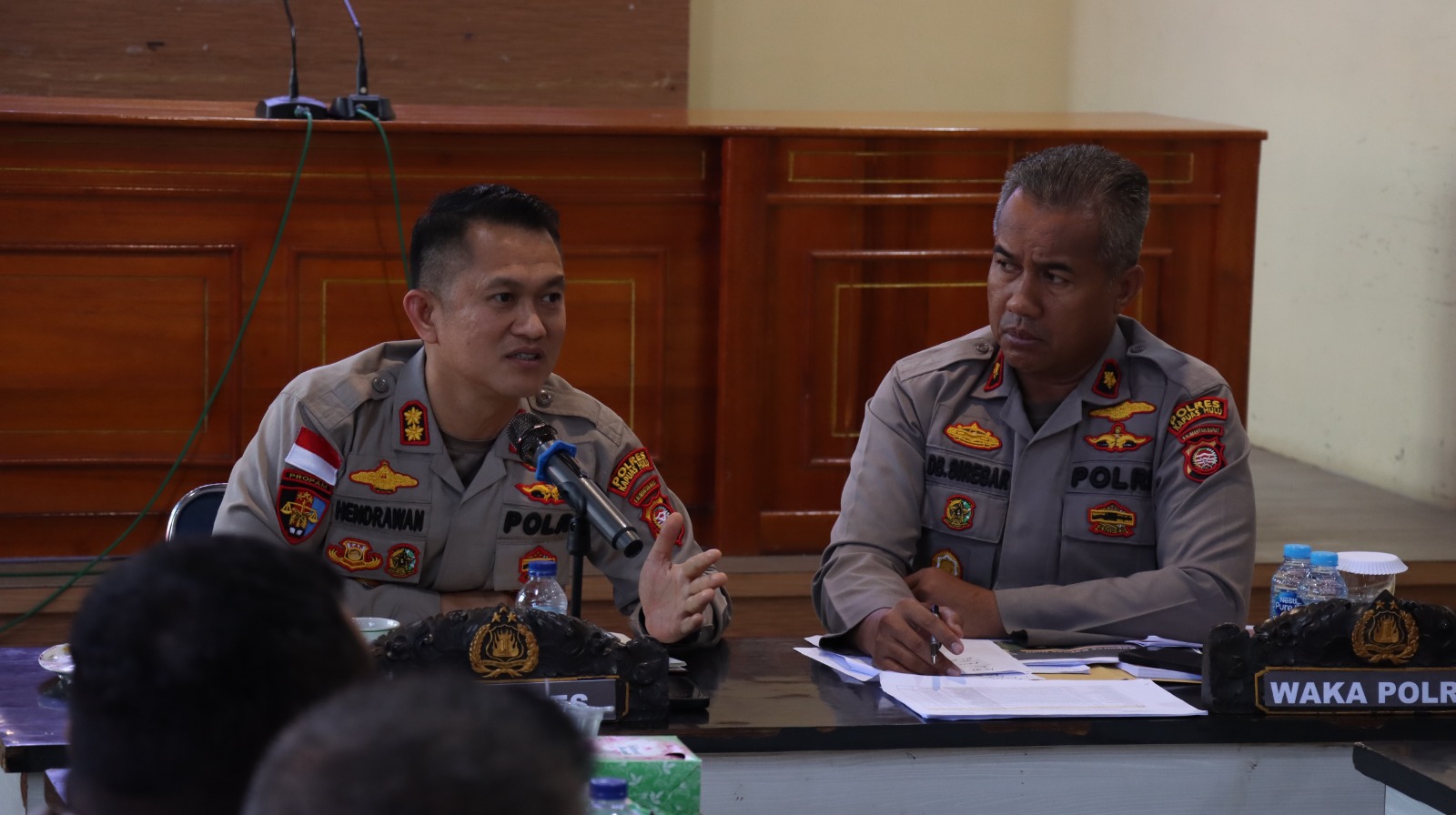 Kapolres Kapuas Hulu AKBP Hendrawan bersama Waka Polres memimpin rapat dan Zoom meeting dengan para Kapolsek jajaran pada di Aula Polres Kapuas Hulu, Rabu, (15/1).