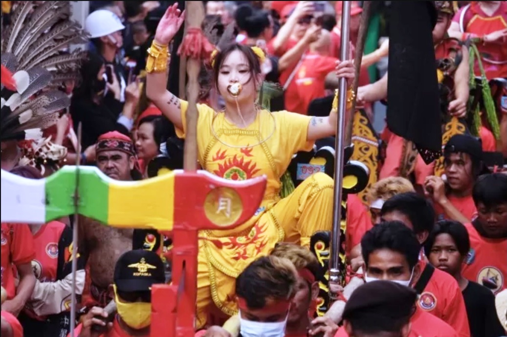 Tatung wanita melakukan atraksi pada Festival Cap Go Meh di Singkawang tahun lalu.