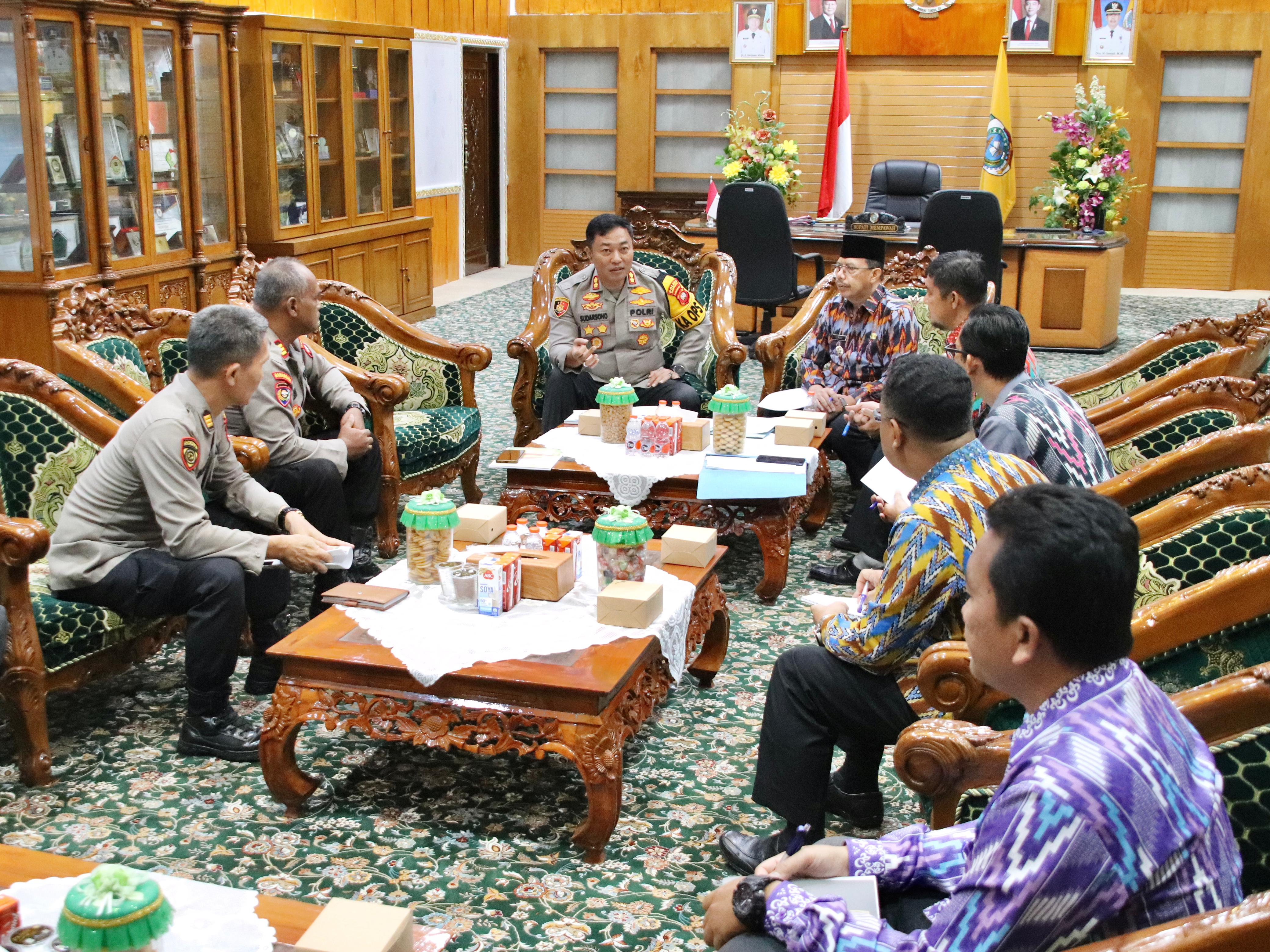 Pj Bupati Ismail memimpin rapat koordinasi bersama Kapolres AKBP Sudarsono.