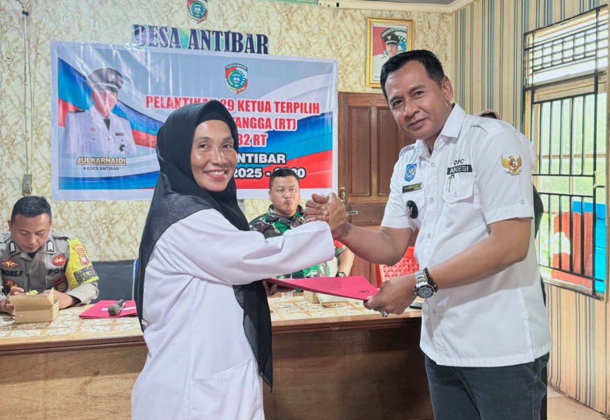 Kades Antibar Kecamatan Mempawah Timur Kabupaten Mempawah saat menyerahkan SK pelantikan.