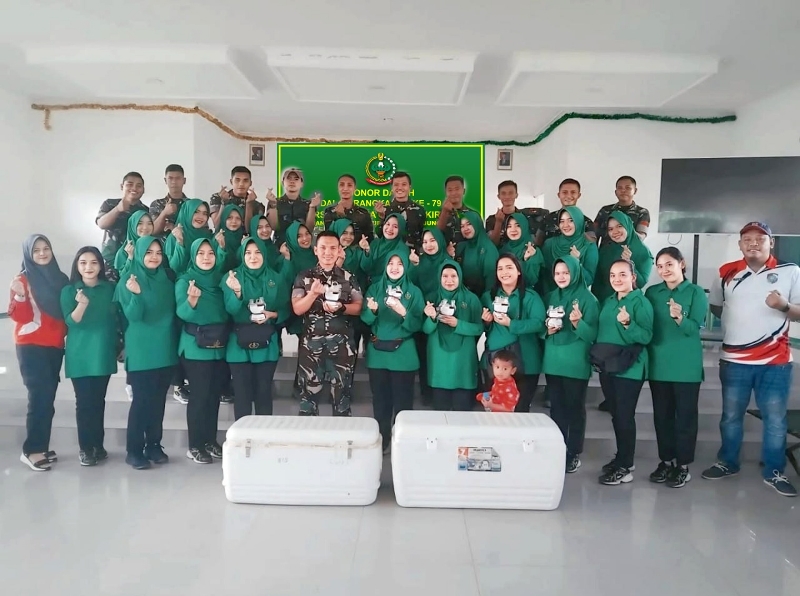 Kegiatan donor darah dalam rangkaian HUT ke-79 Persit Kartika Chandra Kirana di Aula Yonzipur 6/SD Anjungan Kabupaten Mempawah pada Sabtu (18/1).