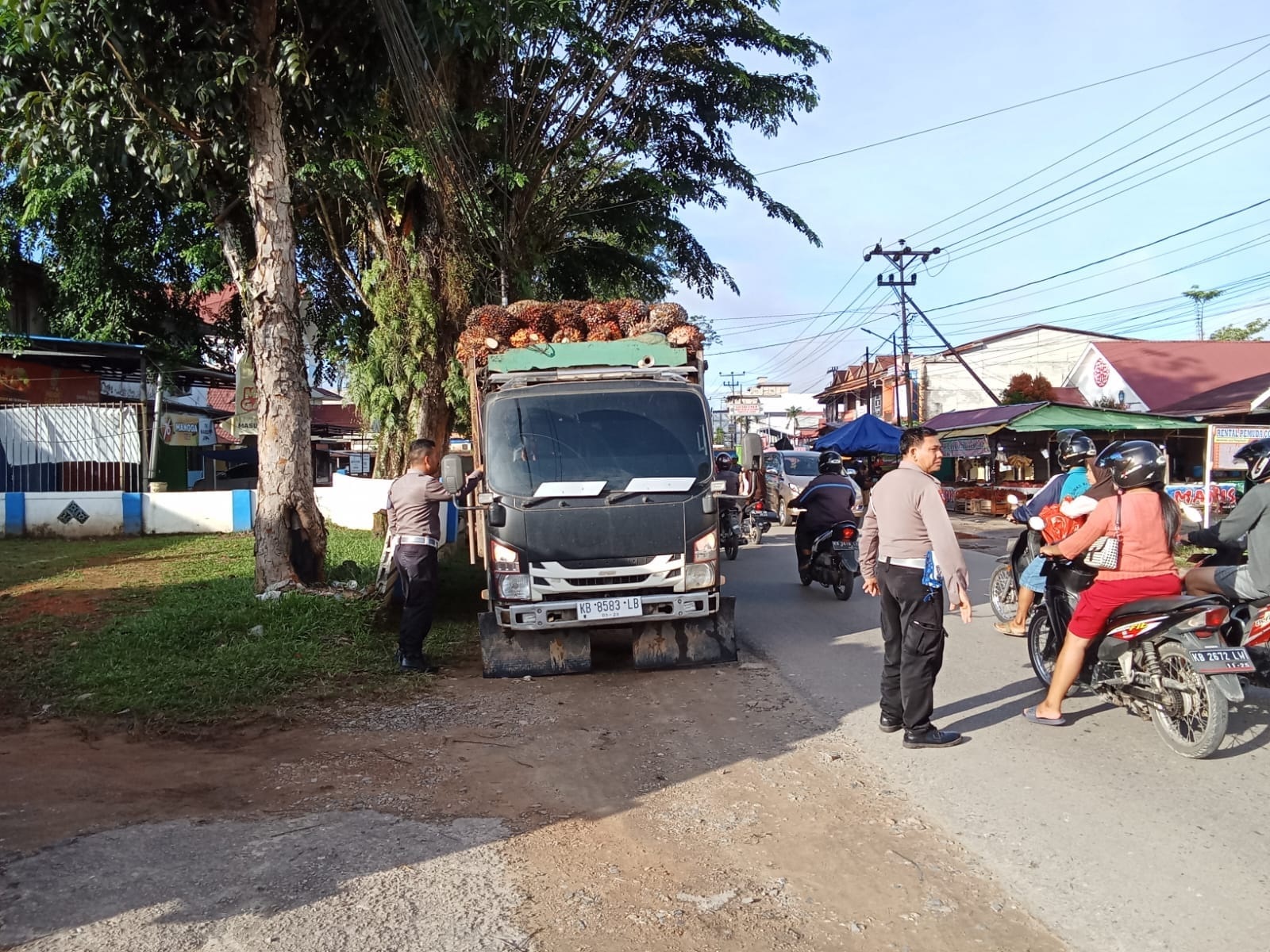 Anggota Satlantas Polres Landak saat melakukan penertiban truk angkutan sawit di Ngabang.