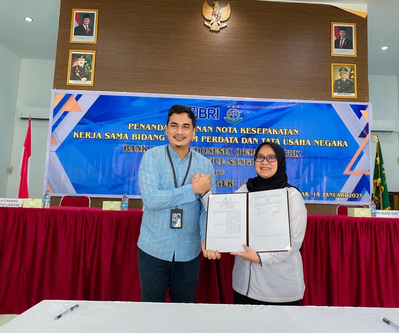 Kajari Landak Hetty Cahyaningrum bersama Pimpinan Cabang BRI Sanggau, Helmi Wijayadi, saat menunjukan surat perjanjian kerja sama.