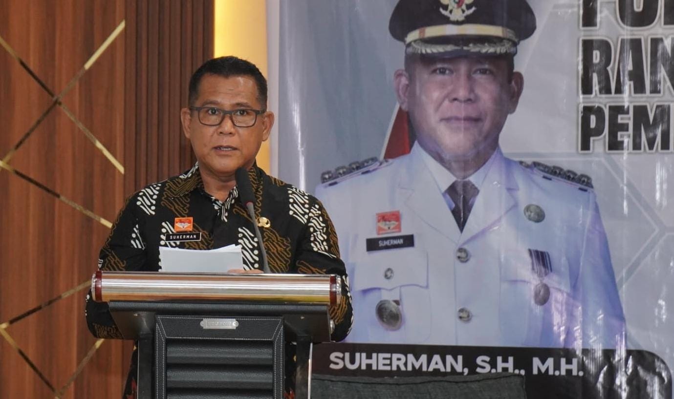 Penjabat (Pj) Bupati Sanggau, Suherman mengatakan Pemkab Sanggau bakal segera mengeluarkan Perkada terkait penghapusan BPHTB serta percepatan layanan PBG.