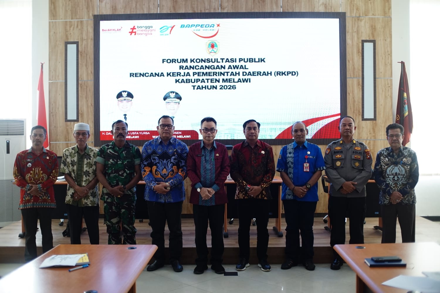 Sekda Kabupaten Melawi Dr. Paulus (tengah) foto bersama usai penandatanganan berita acara kesepakatan hasil Forum Konsultasi Publik Rancangan Awal Kabupaten Melawi Tahun 2026.