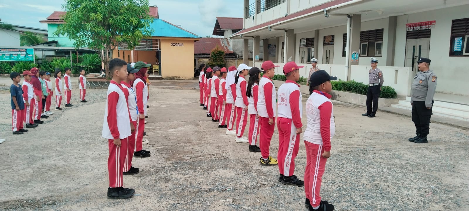 Siswa-Siswi SDN 6 Nanga Pinoh mengikuti latihan Polisi Cilik yang digelar oleh Sat Binmas dan Satuan Lalu Lintas (Sat Lantas) Polres Melawi, Kamis, (16/1) sore.