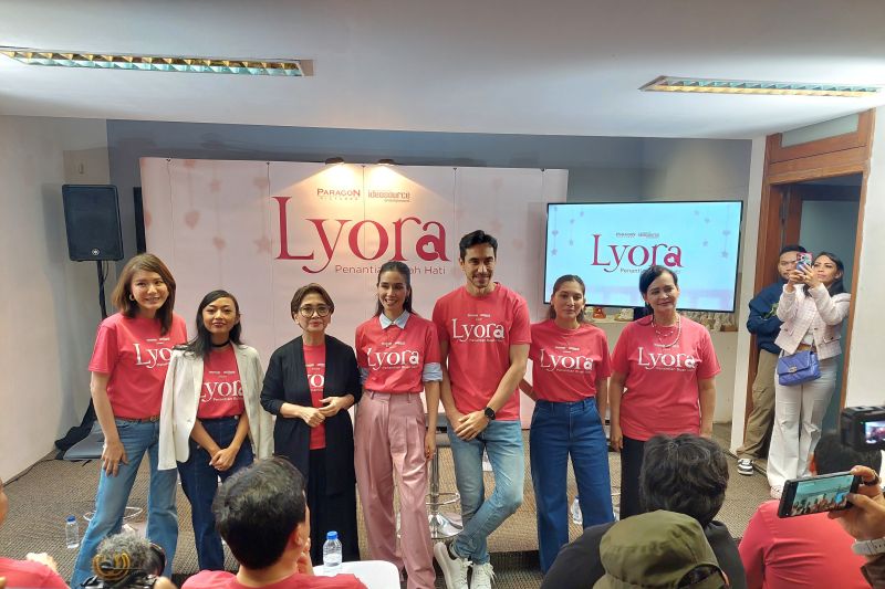 Para pemeran film "Lyora: Penantian Buah Hati" berfoto bersama dalam konferensi pers yang digelar di Jakarta, Jumat (17/1).