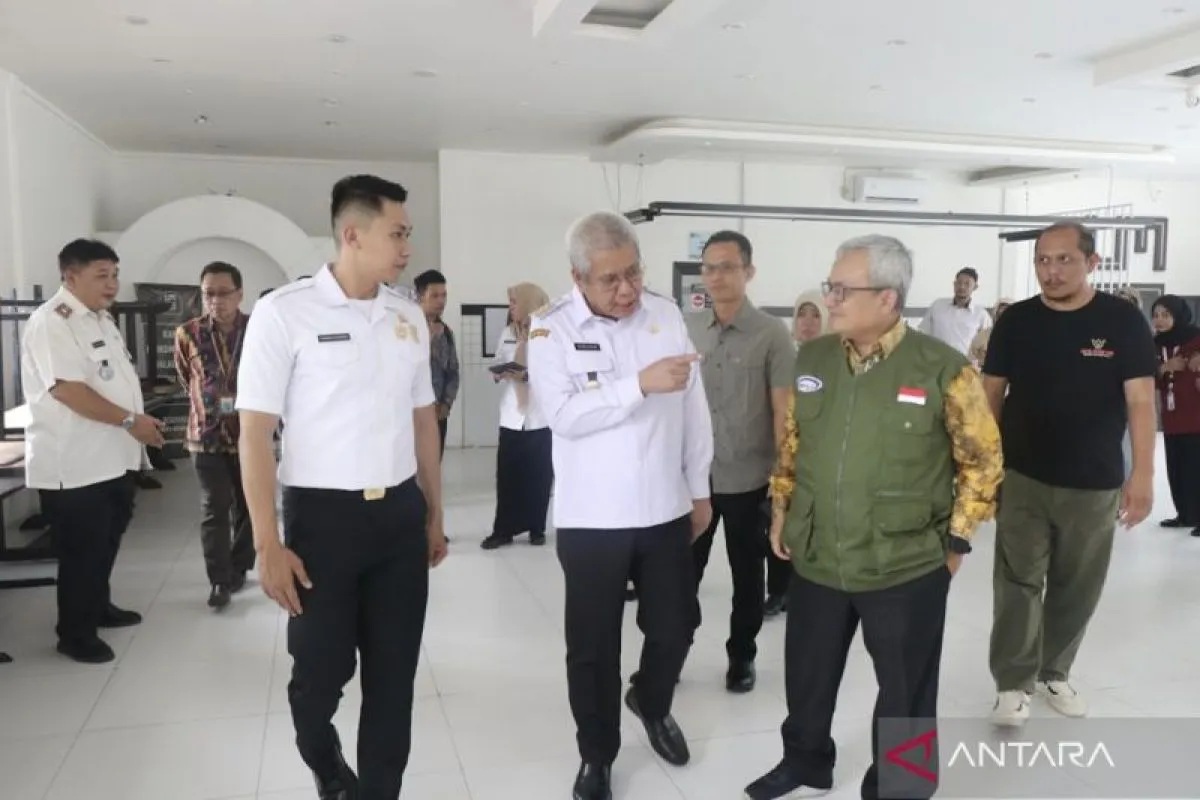 Kepala Perwakilan BPKP Provinsi Kalimantan Barat Rudy M Harahap (kanan) mendampingi Pj Gubernur Kalbar Harisson saat meninjau kesiapan dapur mitra pelaksana program MBG di Pontianak.