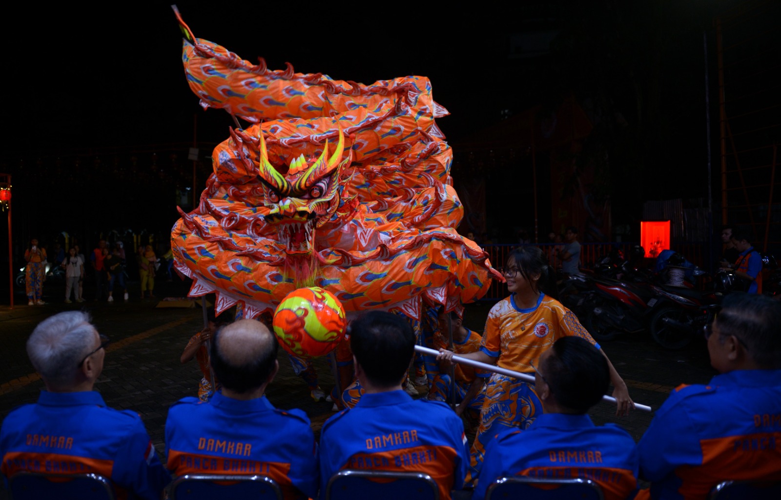 Atraksi naga perayaan Imlek dan Cap Go Meh.
