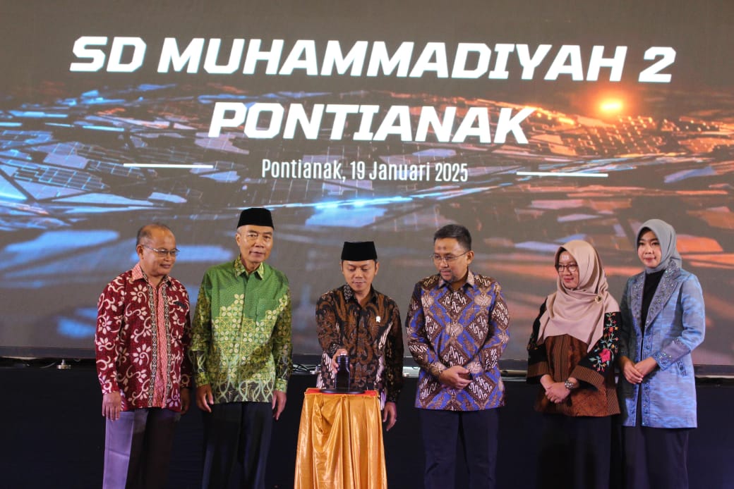 SIMuDa: Wakil Menteri Pendidikan Dasar dan Menengah , Dr. Fajar Riza Ul Haq, M.A saat me-launching logo, tagline, dan SIMuDa (aplikasi sistem informasi terpadu )SD Muhammadiyah 2 Pontianak.