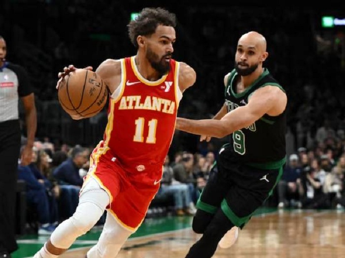UNGGUL; Trae Young (kiri), pemain Atlanta Hawks tampil memukau saat mengalahkan Boston Celtics pada Sabtu (18/1) malam.