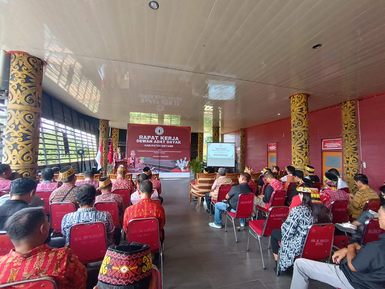 RAKER : Suasana Raker DAD Kabupaten Sintang di Rumah Betang Tampun Juah Jerora Satu.