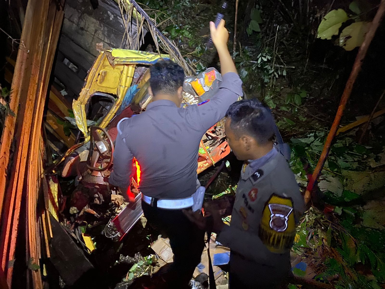 PERIKSA TRUK: Petugas kepolisian memeriksa kondisi truk yang terjun bebas ke jurang sedalam 15 meter&nbsp; di Jalan Trans Kalimantan, Kubu Raya, Sabtu (18/1).