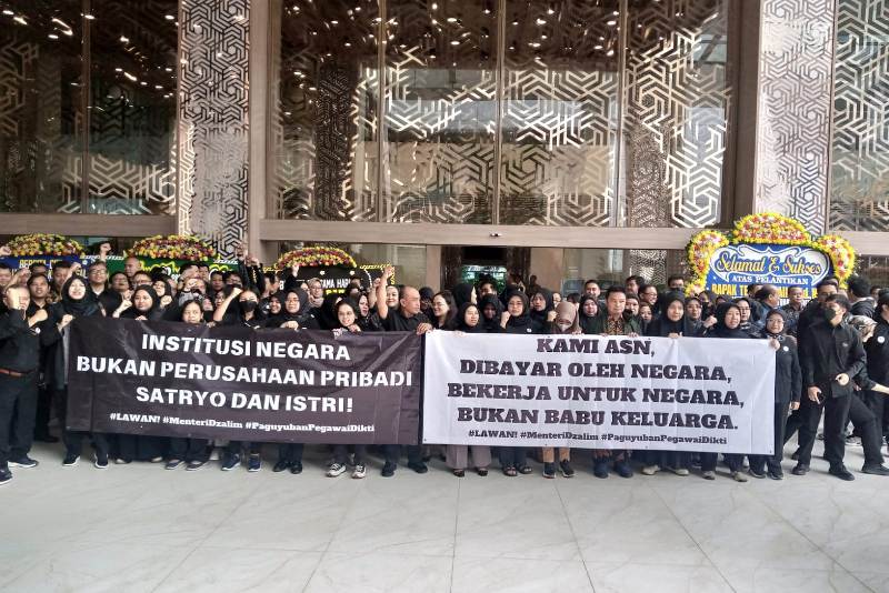 Aksi unjuk rasa ratusan pegawai Kemendikti Saintek pada Senin (20/12025).