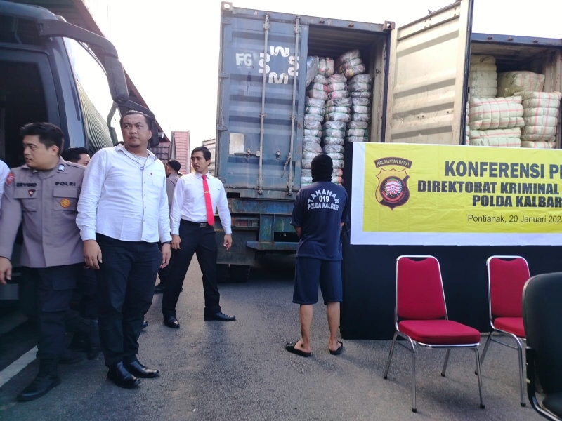 Polda Kalbar menunjukkan empat kontainer berisi pakaian thrifting asal Malaysia dalam konferensi pers pada Senin (20/1).