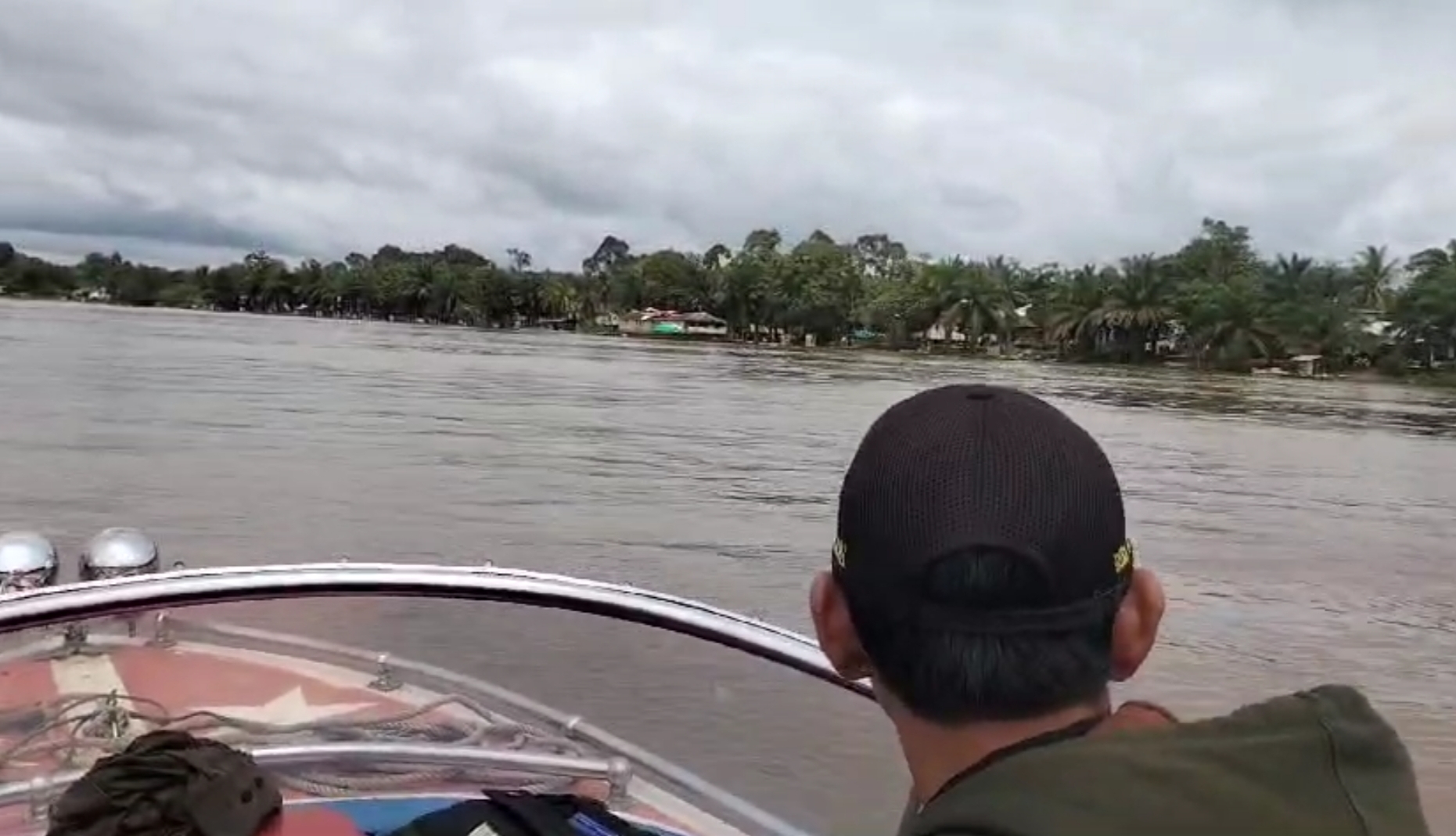Tim Polres Sanggau saat melakukan patroli di Sungai Kapuas, Senin (20/1/2025).