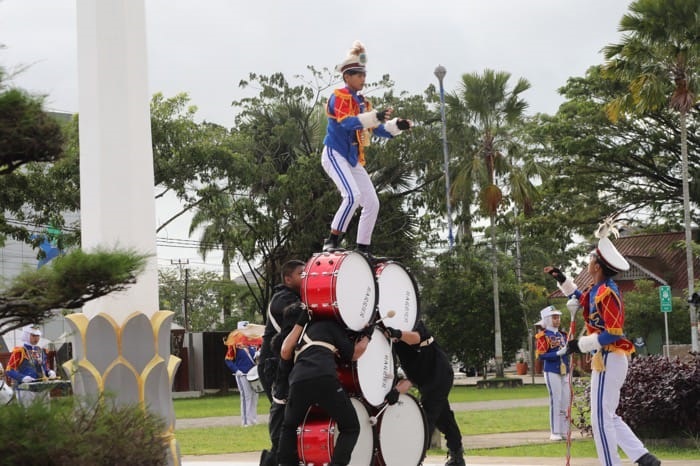 ATRAKSI: Pertunjukan atraksi marching band dari salah satu SMA. Para pelajar Kota Singkawang menunjukkan bakatnya masing-masing dalam Parade Senja Pelajar, belum lama ini.