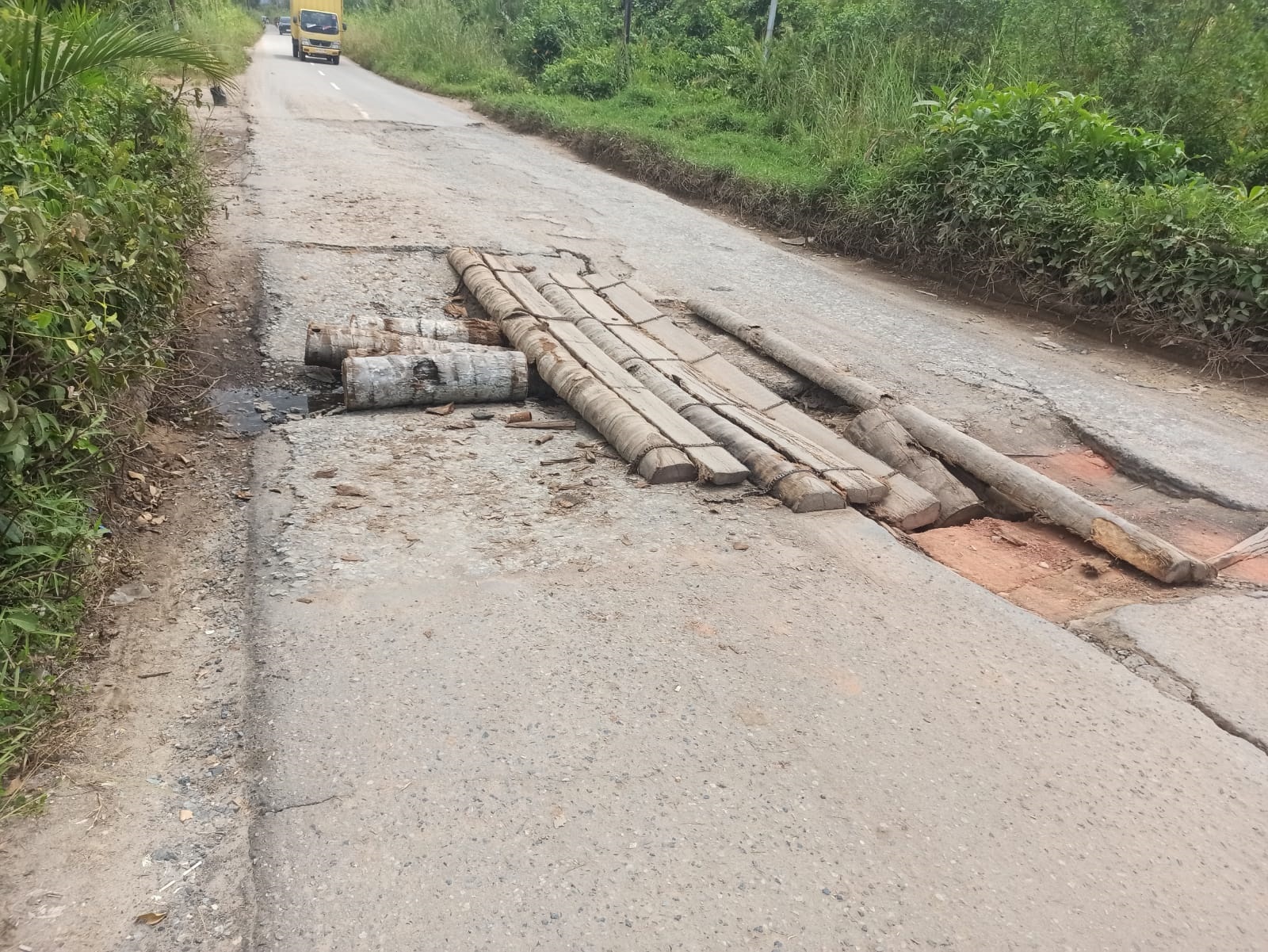 RUSAK: Kondisi jembatan berstatus milik provinsi di Jalan Parit Timur, Kecamatan Sukadana yang rusak parah.