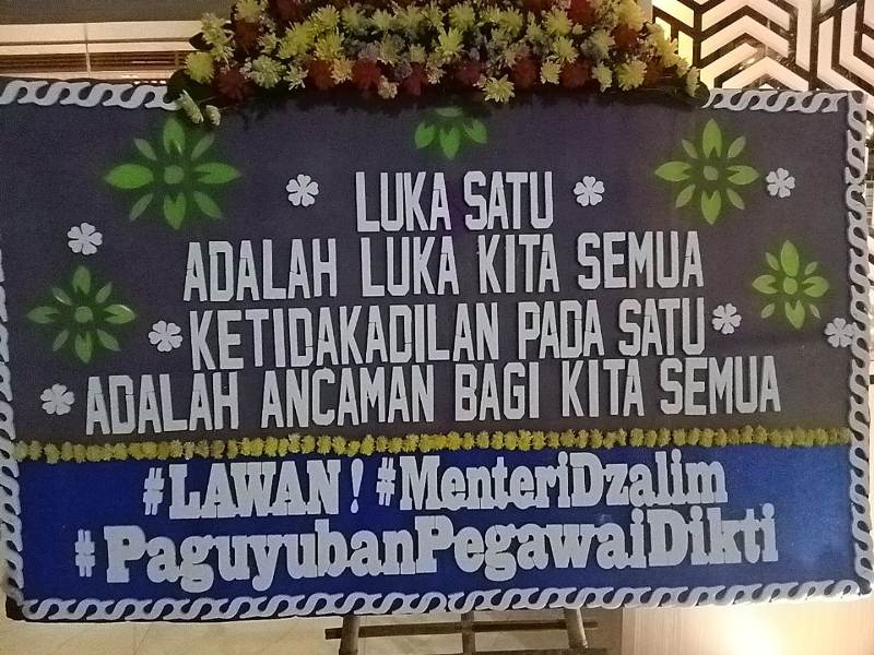 Karangan bunga yang dibuat oleh pegawai Kemendikti Saintek pada Senin (20/1).
