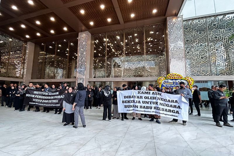 Aksi demo pegawai Kemdikti Saintek di kantor kementerian pada Senin (20/1).