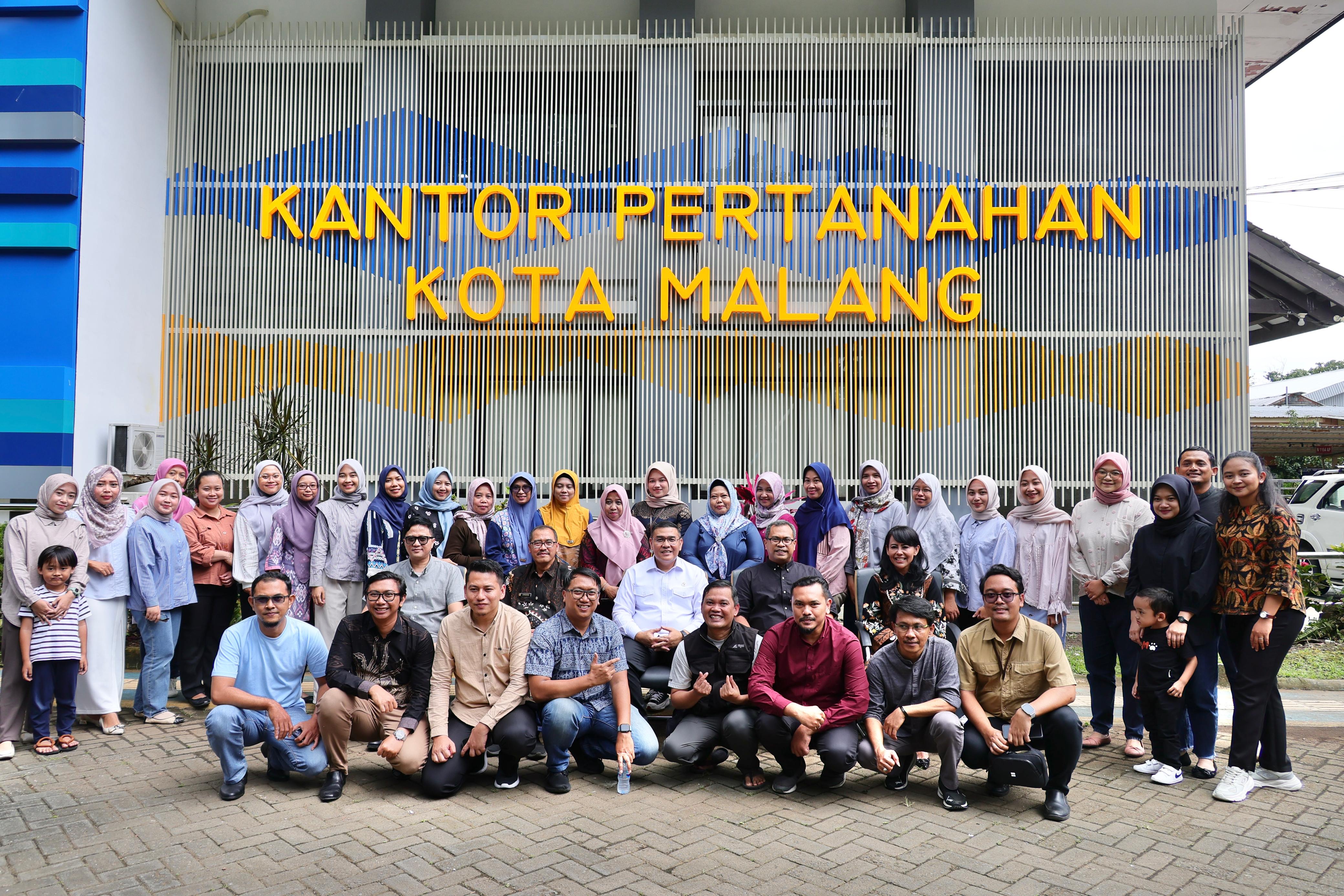 Wamen ATR/Waka BPN, Ossy Dermawan meninjau pelaksanaan Pelayanan Tanah Akhir Pekan (PELATARAN) yang berlangsung di Kantor Pertanahan (Kantah) Kota Malang, pada Minggu (19/01/2025).