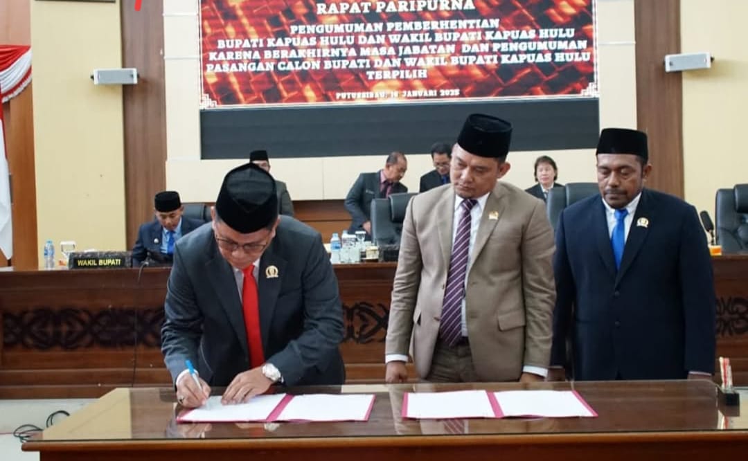 TANDA TANGAN: Ketua DPRD Kapuas Hulu Yanto saat menandatangani berita acara pemberhentian Bupati dan Wakil Bupati Kapuas Hulu.