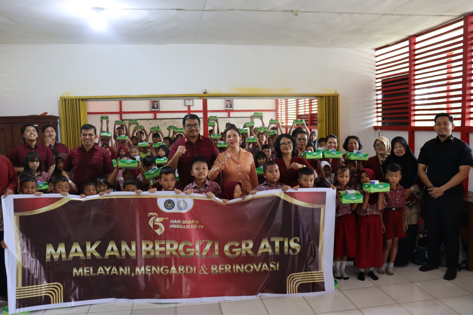 HBI: Bagi sembako dan makanan gratis dilakukan Imigrasi Putussibau dalam memperingati HBI.