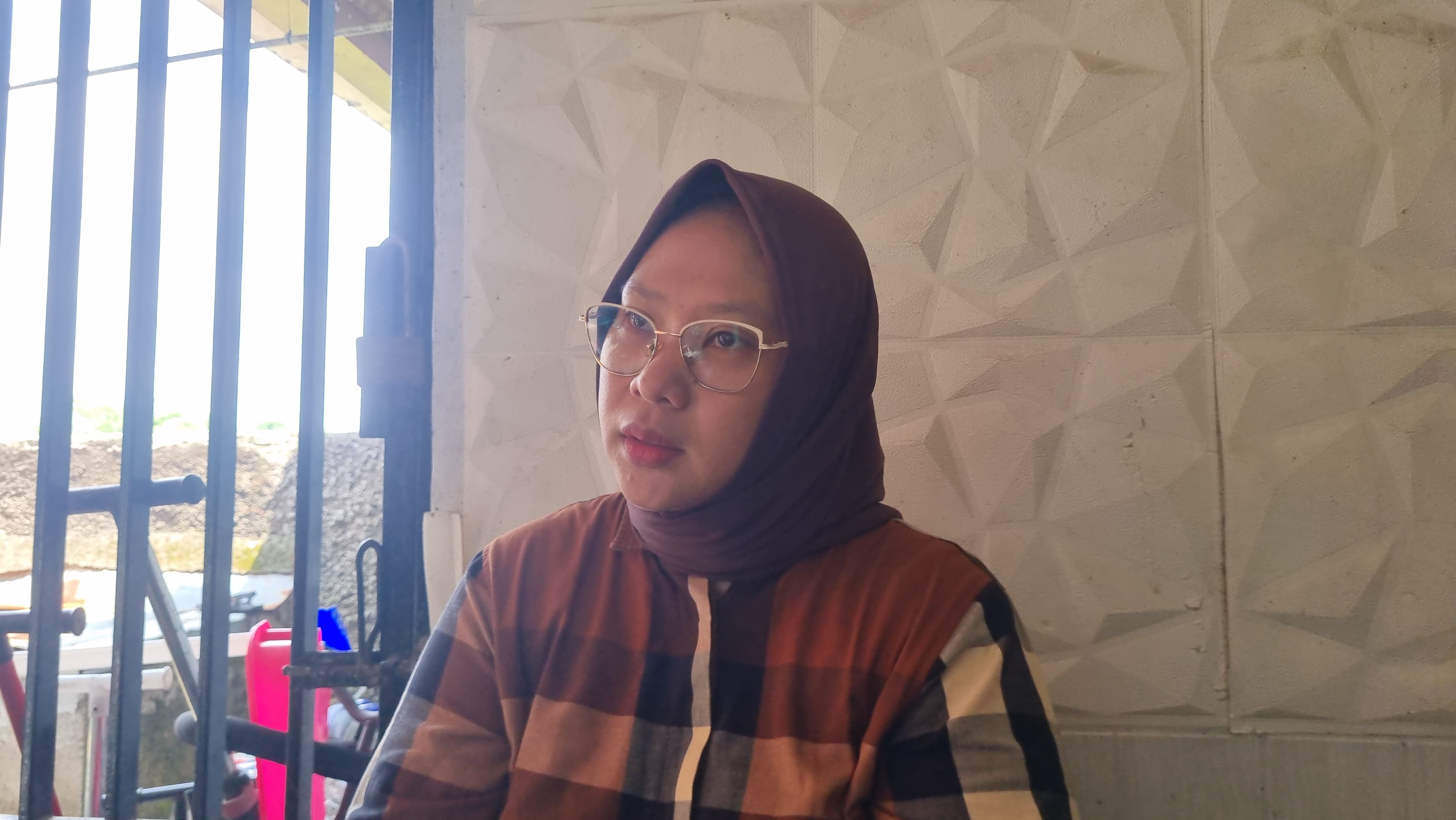 Ade Andriani, istri Sandhy Permana.