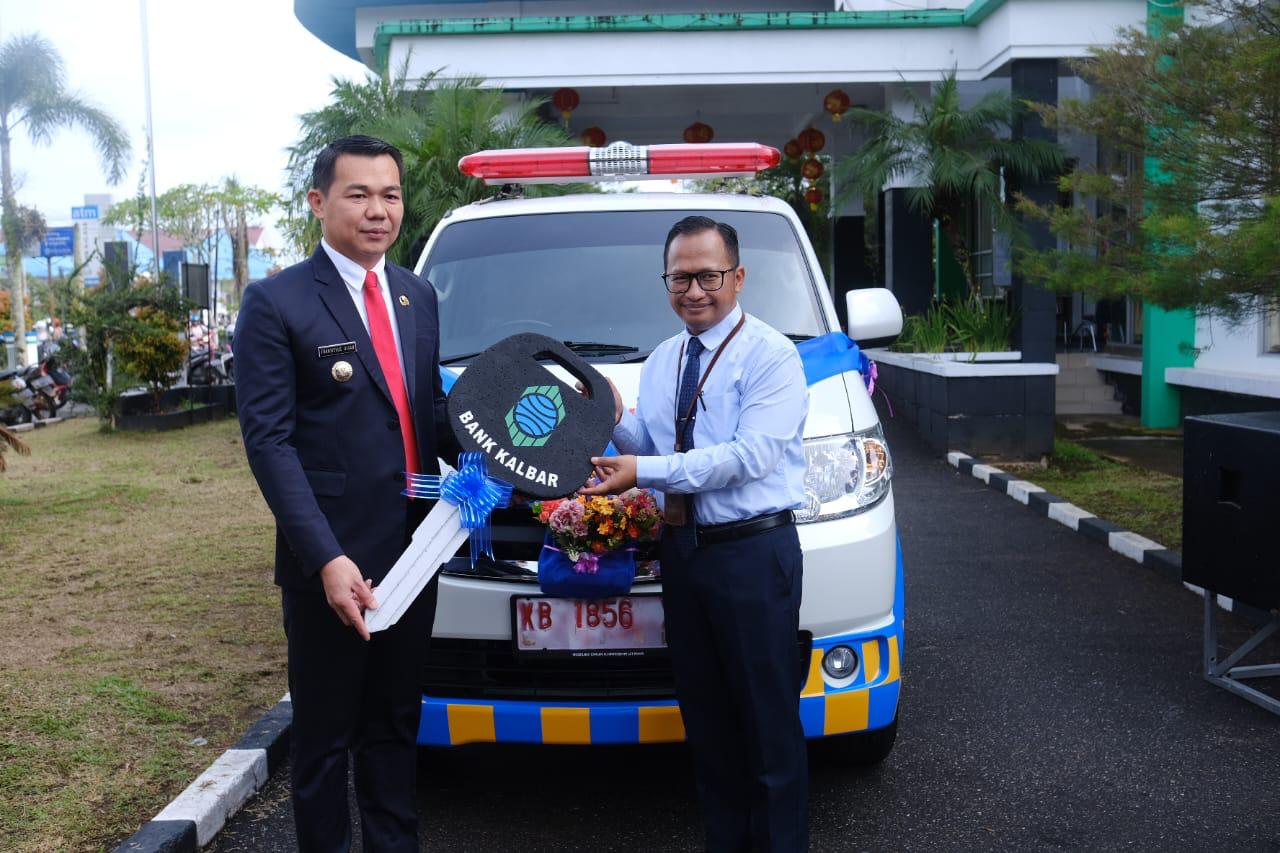 BANTUAN: Bupati Kapuas Hulu Fransiskus Diaan menerima bantuan mobil ambulans Bank Kalbar Cabang Putussibau dari Direktur Utama Bank Kalbar Cabang Putussibau Rakhmad Tri Saputra.