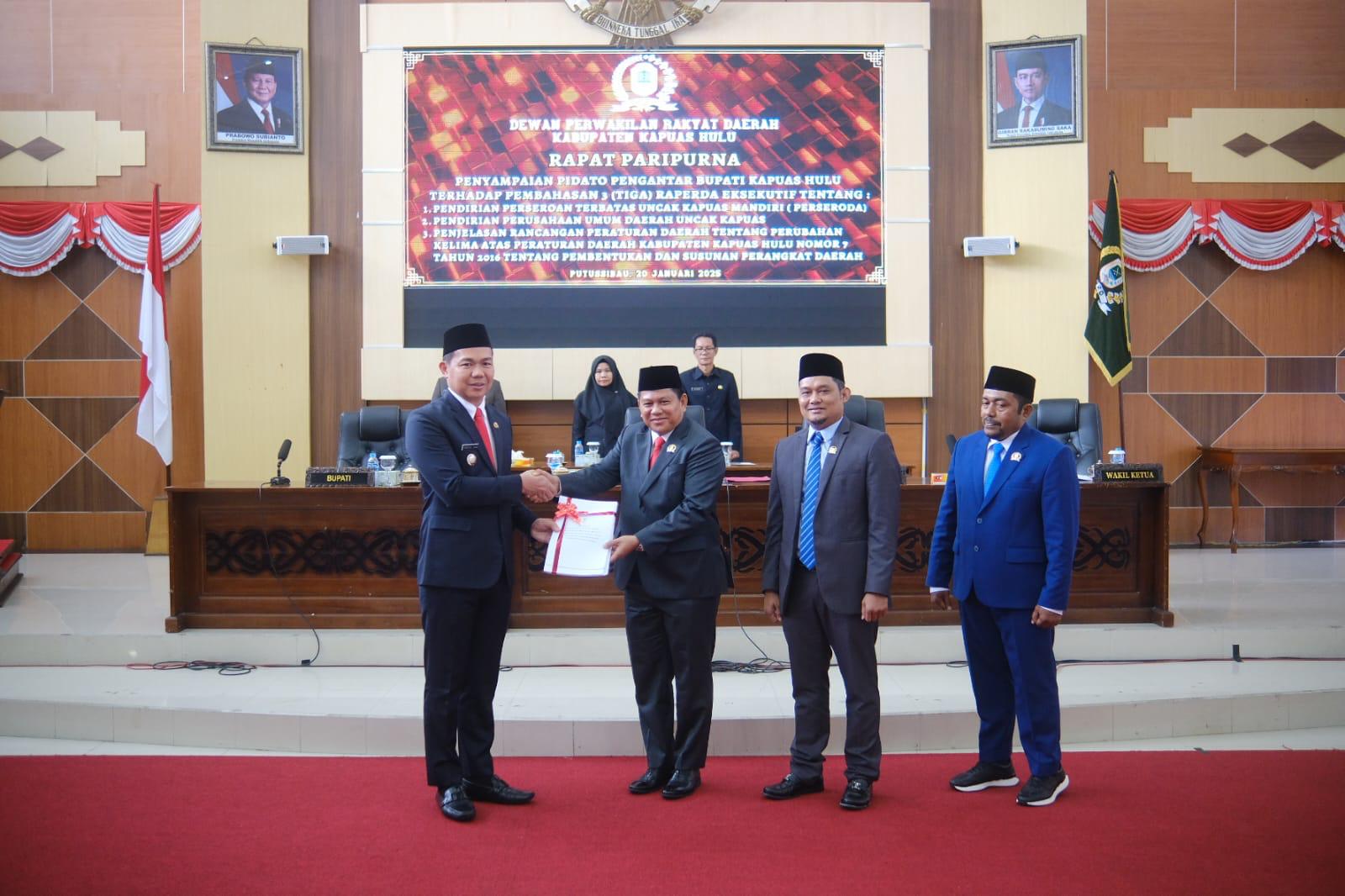 PENYERAHAN: Bupati Kapuas Hulu Fransiskus Diaan menyerahkan draf tiga Raperda kepada DPRD Kapuas Hulu.