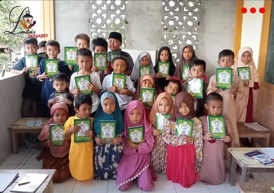 SEDEKAH: Anak-anak yang memperoleh manfaat gerakan sedekah Iqra dari Lentera Pengabdi.