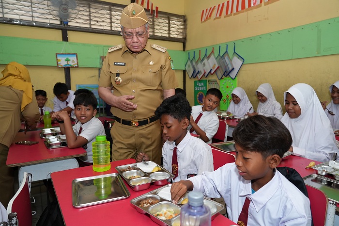 TINJAU: Pj Gubernur Kalbar dr. Harisson, M.Kes., saat meninjau langsung pelaksanaan Program Makan Bergizi Gratis (MBG) di SDN 29 Pontianak dan SMPN 9 Pontianak, Senin (20/1).